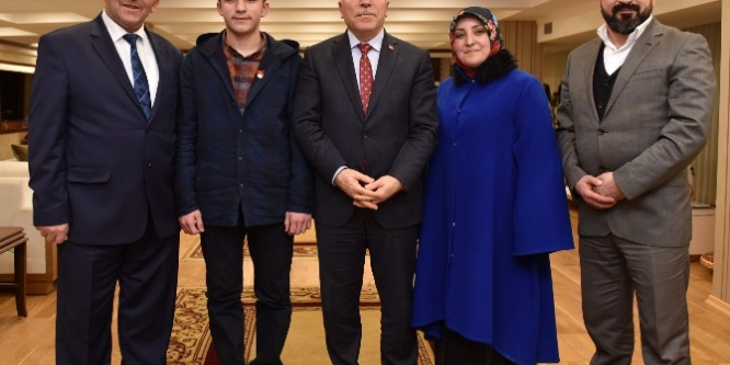 TEOG Şampiyonu Kara, Başkan Mehmet Sekmen’i ziyaret etti