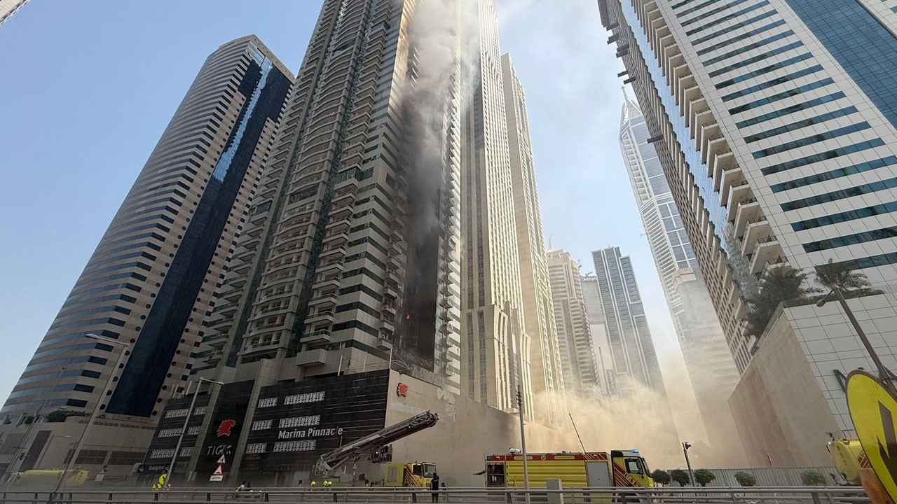 67 katlı gökdelende yangın! Binlerce kişi tahliye edildi