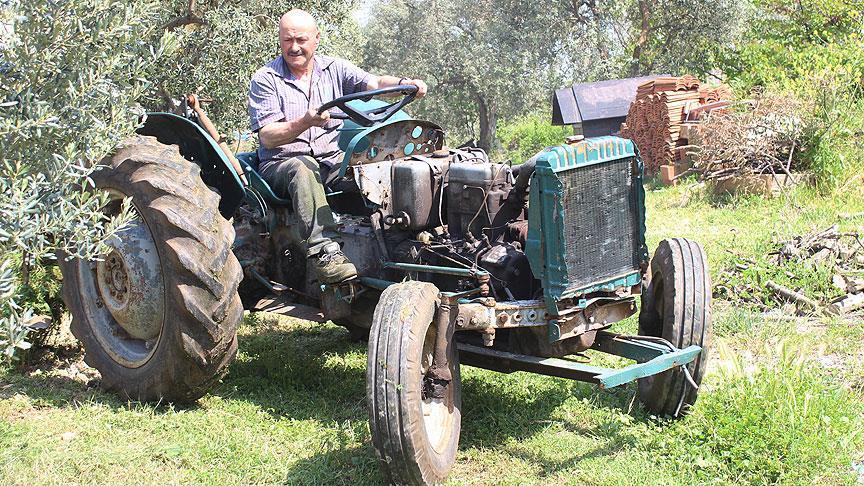 67 yıllık hurda traktörü toplayarak çalıştırmayı başardı