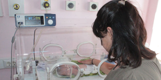 670 gram olarak dünyaya gelen 'parmak bebek' yaşama tutundu