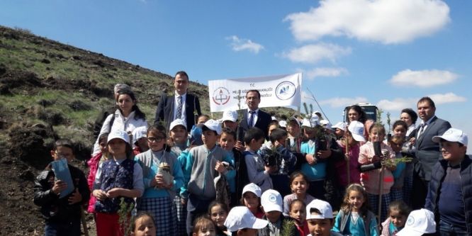 Öğrenciler fidan dikti