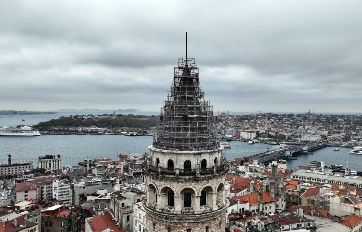 674 yıllık Galata Kulesi'nin alemi söküldü
