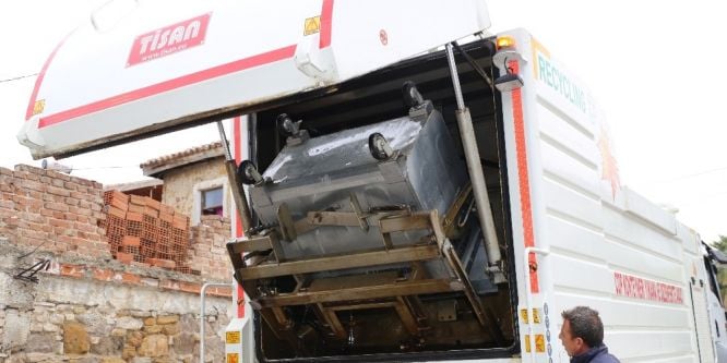 Çöp konteynırları temizleniyor