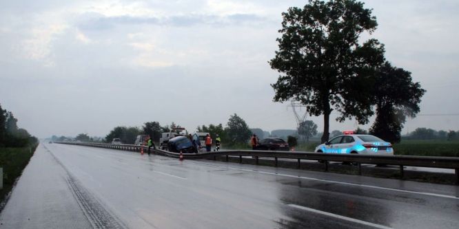Hafif ticari otomobil bariyerlere çarptı: 3 yaralı