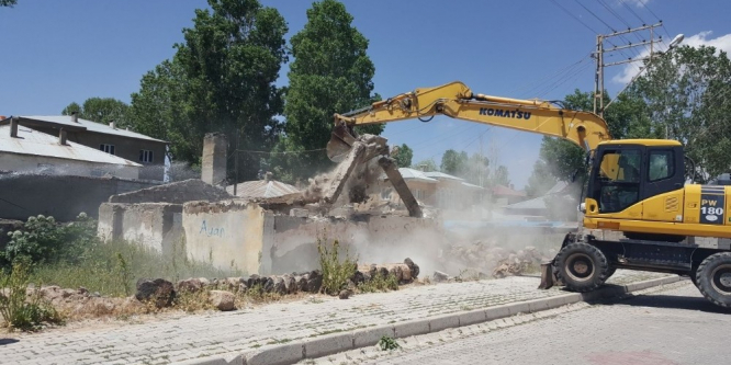 Çaldıran’daki metruk yapılan yıktırılıyor