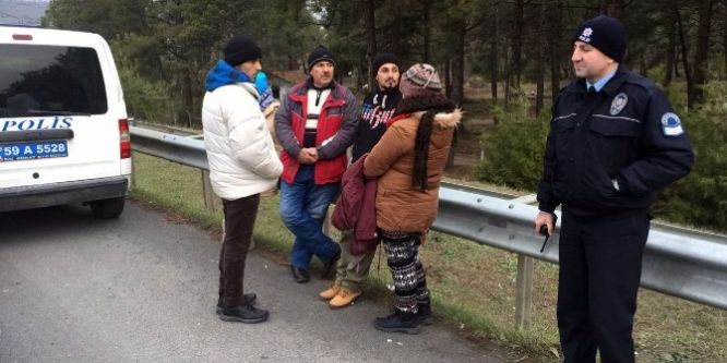 Polis noktasını gören kaçakçı Suriyelileri bırakıp kaçtı