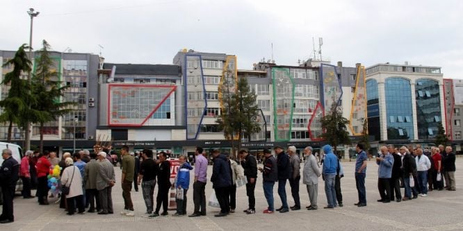Meydanda etli pilav kuyruğu