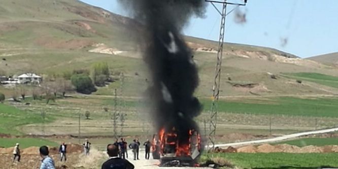 Minibüs alev alev yandı