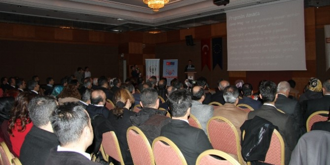 ‘Tekstilde iş gücü yerinden edilmiş kişilerle gelişiyor’ konulu toplantı yapıldı