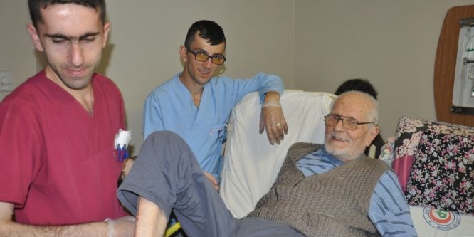 90 yaşında evde sağlık aracı ile oyunu kullandı