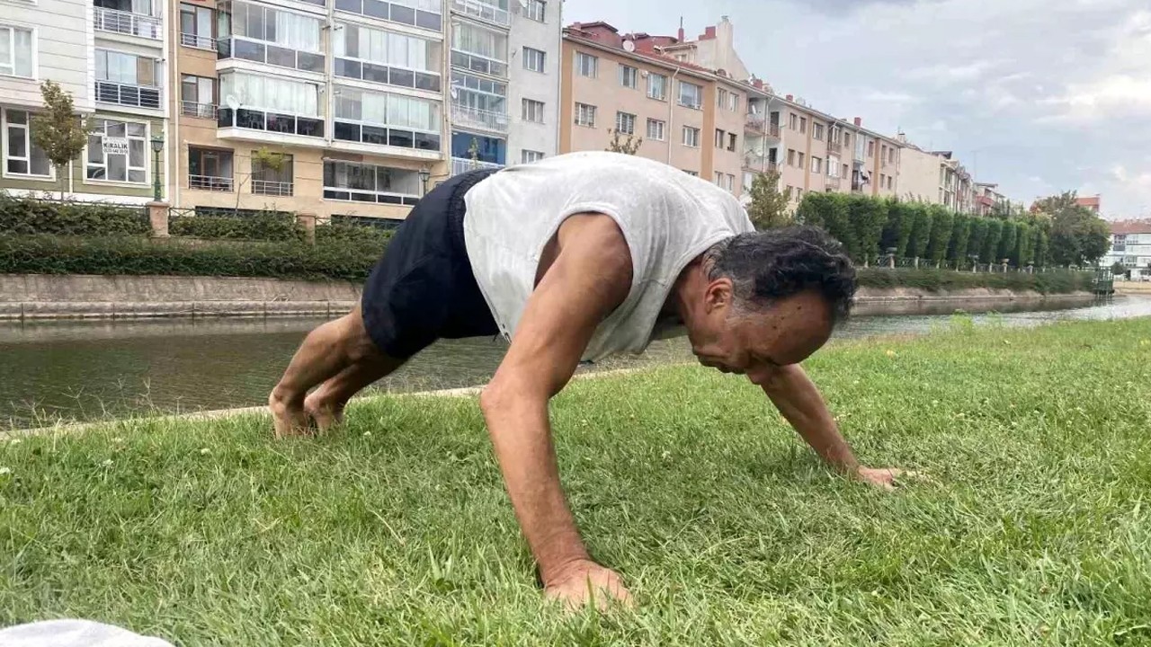 69 yaşında gençlere taş çıkarıyor