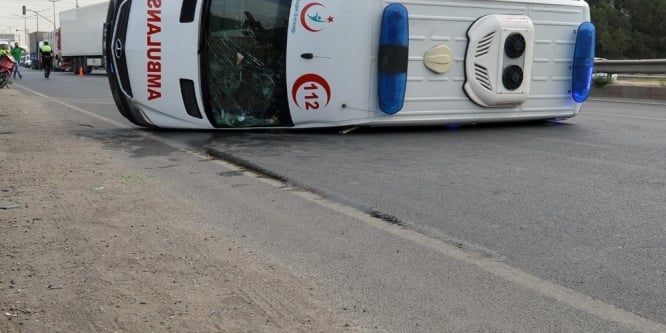 Akıl hastası sevki yapan ambulans devrildi