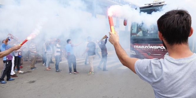 Trabzonspor, İstanbul’a meşalelerle uğurlandı