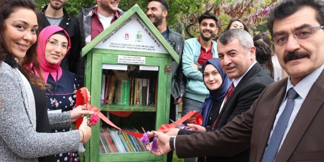 Üniversitelilerden sokak kütüphanesi