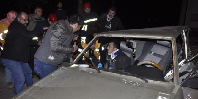 Seydişehir’ de iki otomobil birbirine girdi!