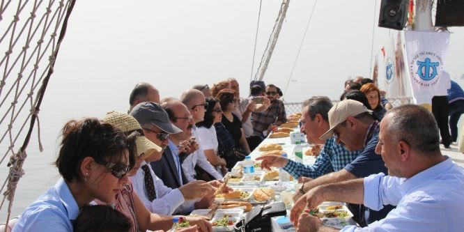 Hatay protokolüne teknede balık ziyafeti