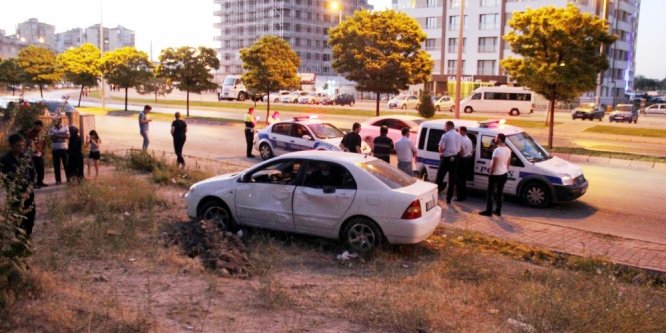 Kaldırımda yürürken otomobil çarptı: 1 ölü, 1 yaralı