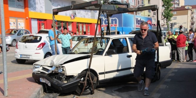 Otomobil, park halindeki araçlara çarptı: 1 yaralı