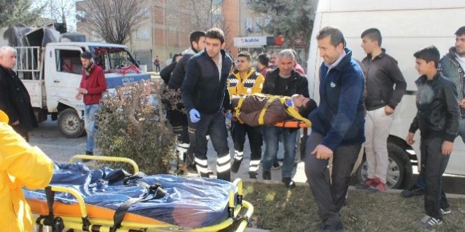 Kamyonet park halindeki minibüse çarptı!