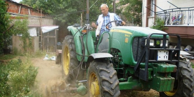 Kendi imkanlarıyla traktörüne çapa makinesi yaptı