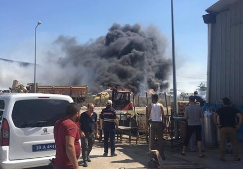 Balıkesir’de onlarca araç alev topuna döndü
