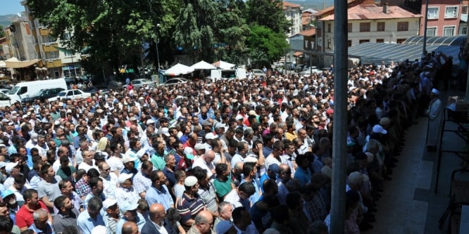 Bıçaklanarak öldürülen genç iş adamı son yoculuğuna uğurlandı
