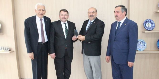 SGK İl Müdürü Fidan, ESOB Başkanı Konak’a plaket verdi
