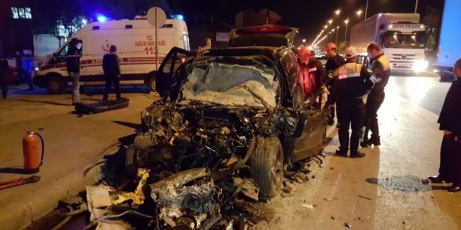 Lüks araç TIR'ın altına girdi: 1 ölü