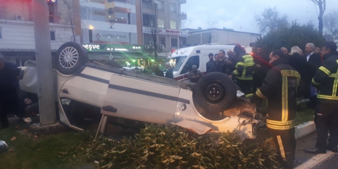 Kamyonetle çarpışan otomobil refüje çıktı: 2 Yaralı