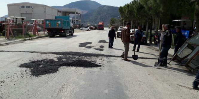 Kırkağaç’da yollara asfalt bakımı