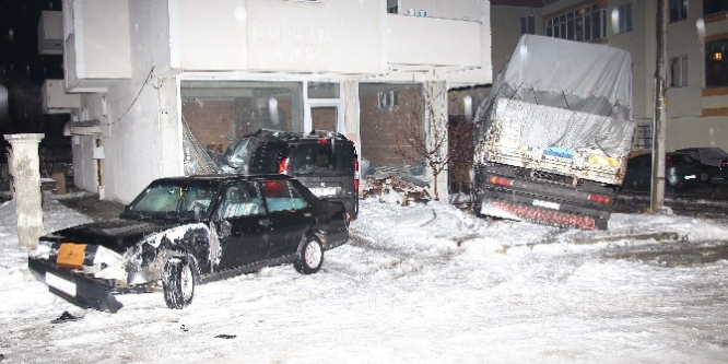 Kar ve buzlu yolda kayan kamyon panik yaşattı