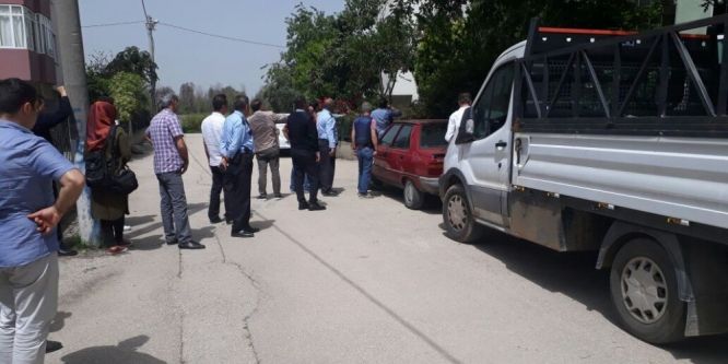 Annesini ve kız kardeşini silahla rehin aldı