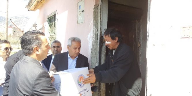 Dar gelirli vatandaşlara 150 koli yiyecek dağıtıldı