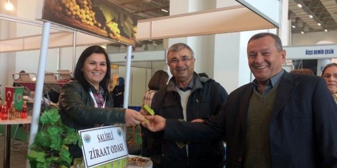 Salihli Ziraat Odası, Agroexpo’da üzüm dağıttı