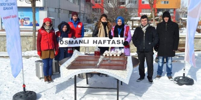Gençler vatandaşlara Osmanlı Şerbeti ikram etti