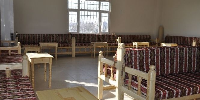 Mahalle evlerini sedirlerle donattı