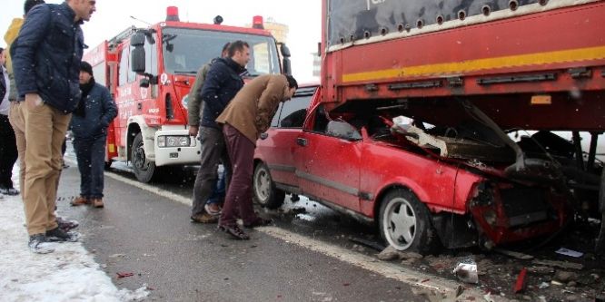 Kazaya bakayım derken TIR'ın altına girdi