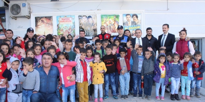 Adıyaman'da köy okulu öğrencilerinin sinema heyecanı