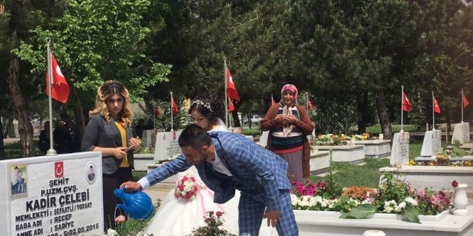 Anneler Günü'nde şehitliğe koştular