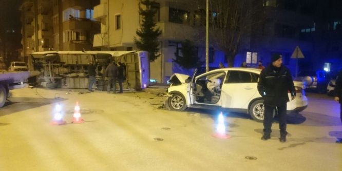Otomobille çarpışan servis minibüsü devrildi