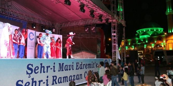 Edremit’te Hacivat-Karagöz oyunu