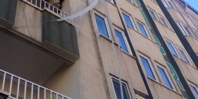 Binanın dışı buz tuttu