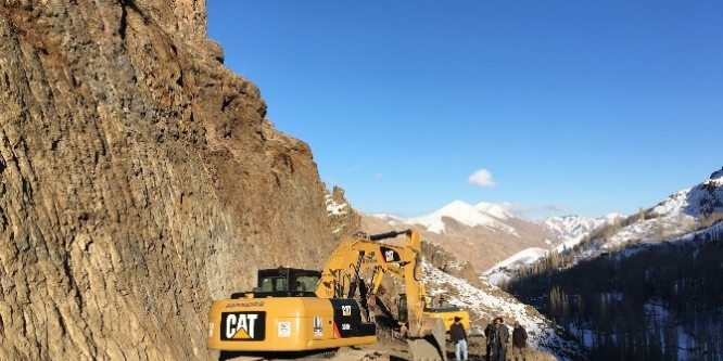 Büyükşehir yol yapmak için çetin arazi ve kışla savaşıyor