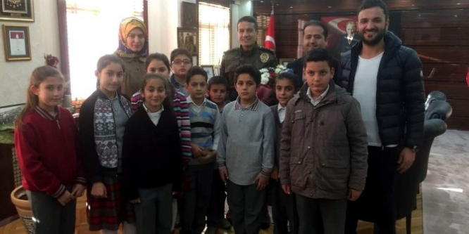 İlköğretim okulu öğrencilerinden Emniyet Müdürüne ziyaret etti
