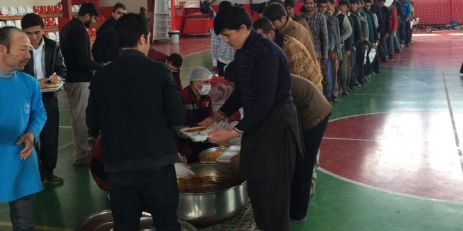 Mültecilere sıcak yemek ve barınma desteği