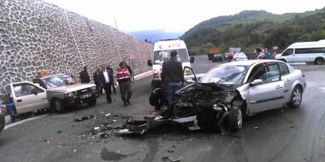 Otomobil ve kamyonet çarpıştı: 4 yaralı