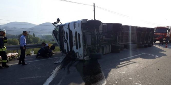 Soma-Kırkağaç yolunda TIR devrildi: 1 yaralı