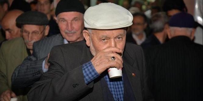 Teravih Namazı sonrası şerbet ve lokum ikramı