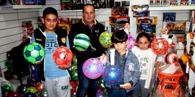 Sarıgöllü esnaftan çocuklara ücretsiz top