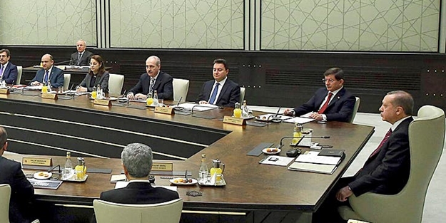 6'lı masadaki kavga da mı onun eseri? Bakın Davutoğlu Bakanlar Kurulu'nda ne yapmış!